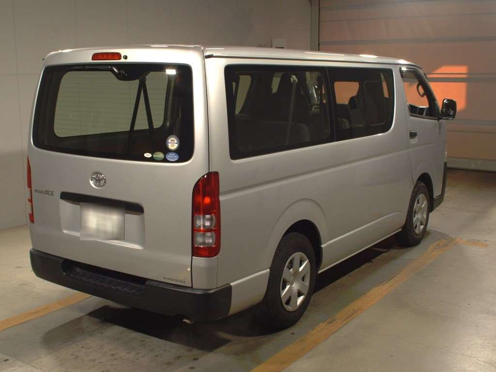 2018 Toyota Regiusace Van TRH200V[1]