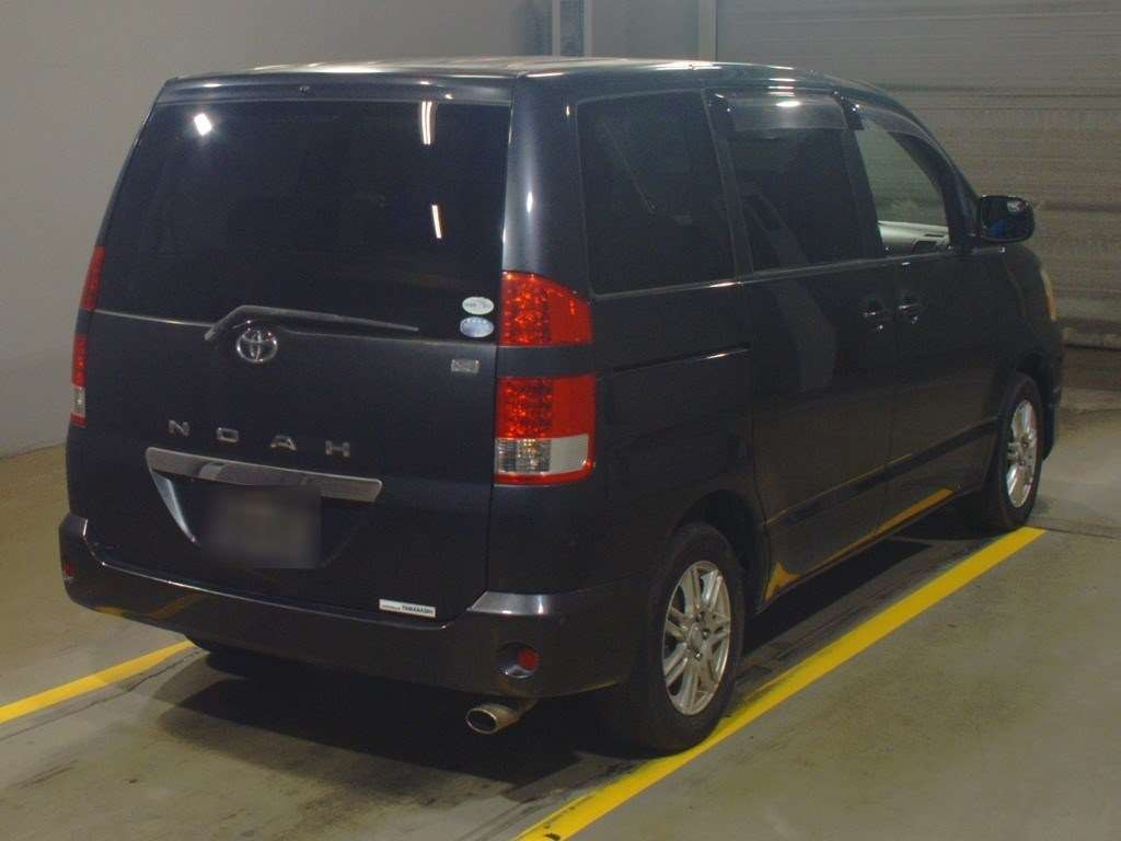 2005 Toyota Noah AZR60G[1]