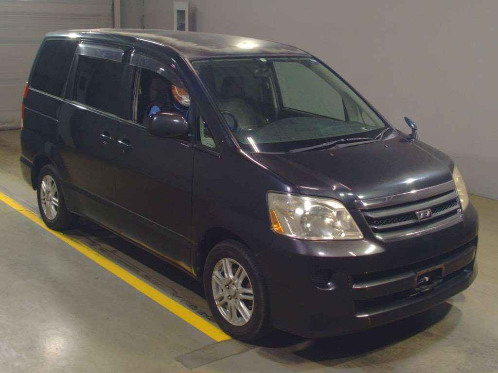 2005 Toyota Noah AZR60G[2]