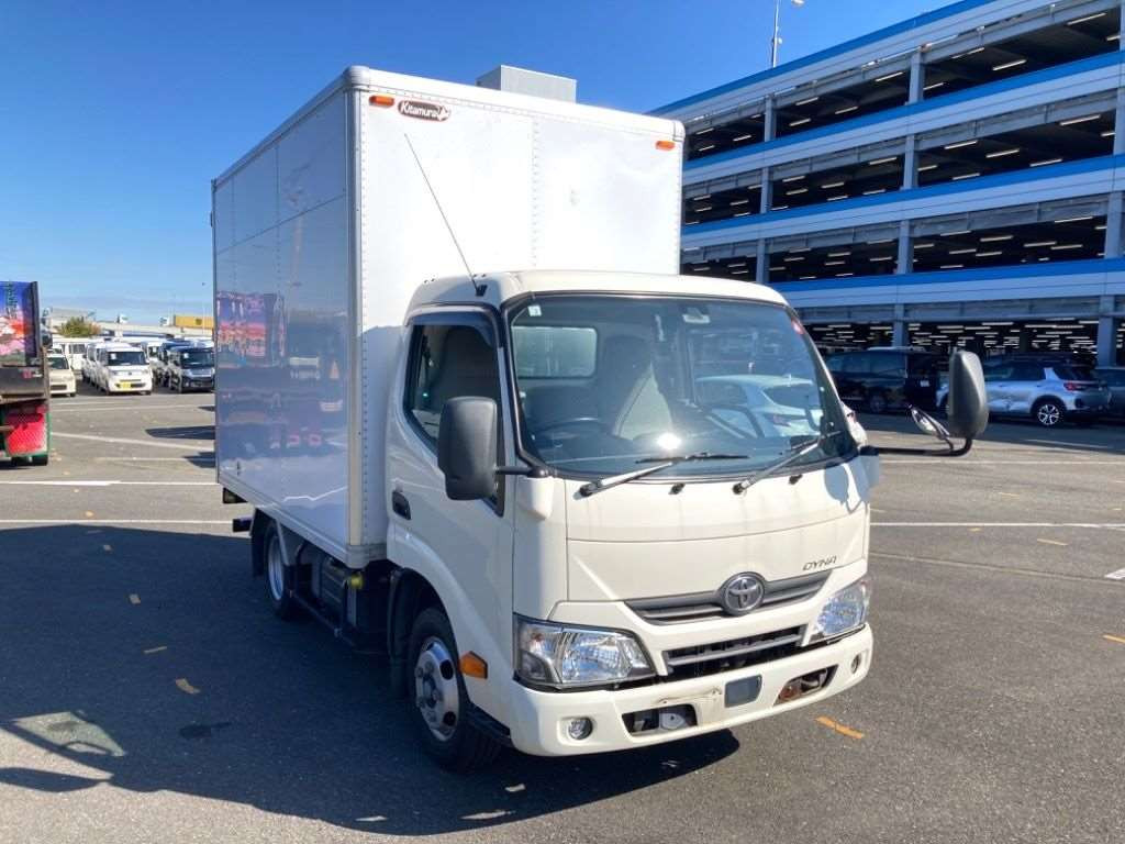 2018 Toyota Dyna Truck XZU605[2]