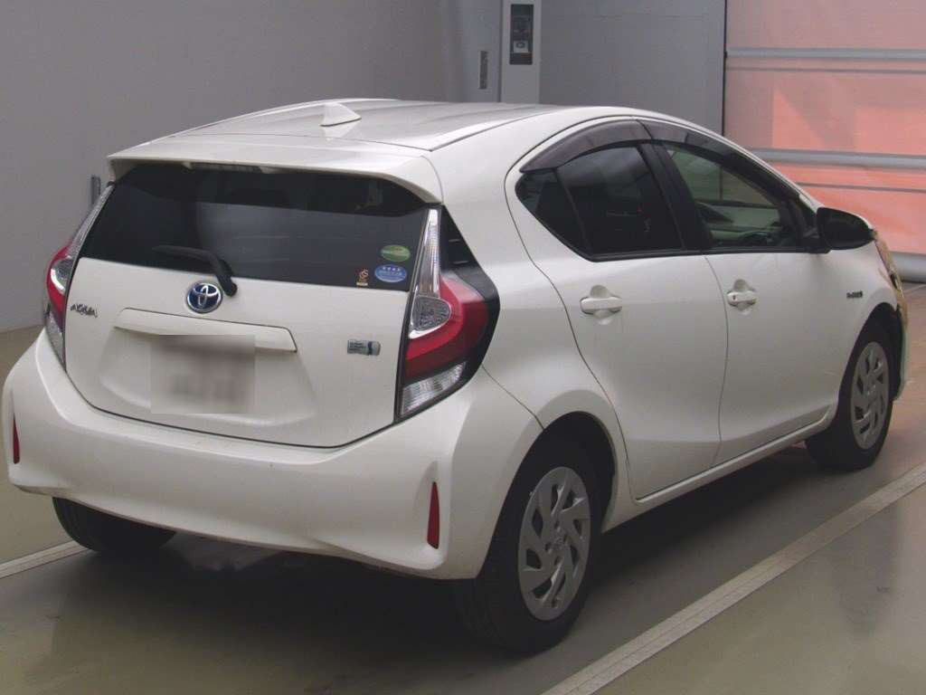 2018 Toyota Aqua NHP10[1]