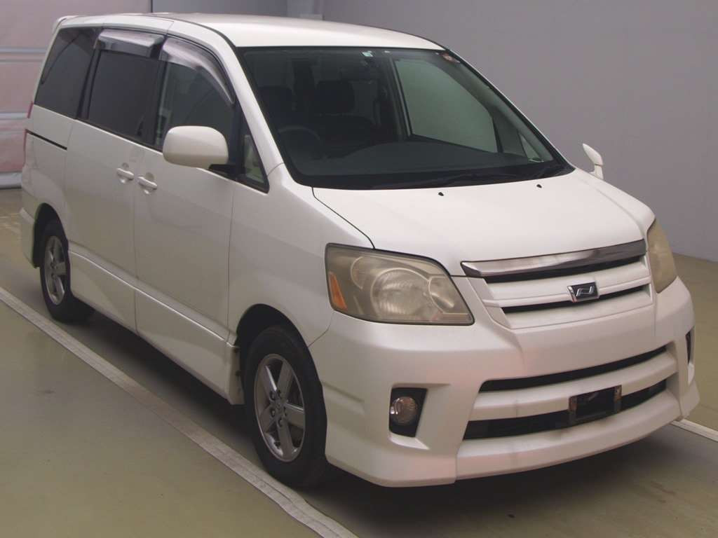 2005 Toyota Noah AZR60G[2]