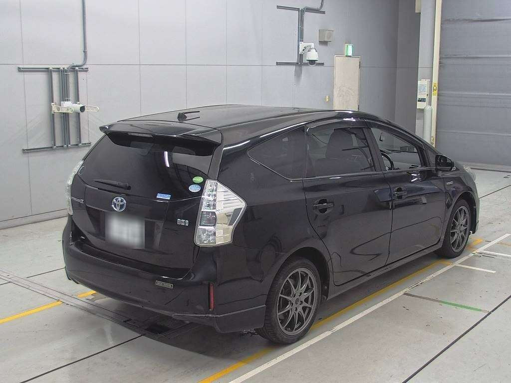 2016 Toyota Prius alpha ZVW41W[1]