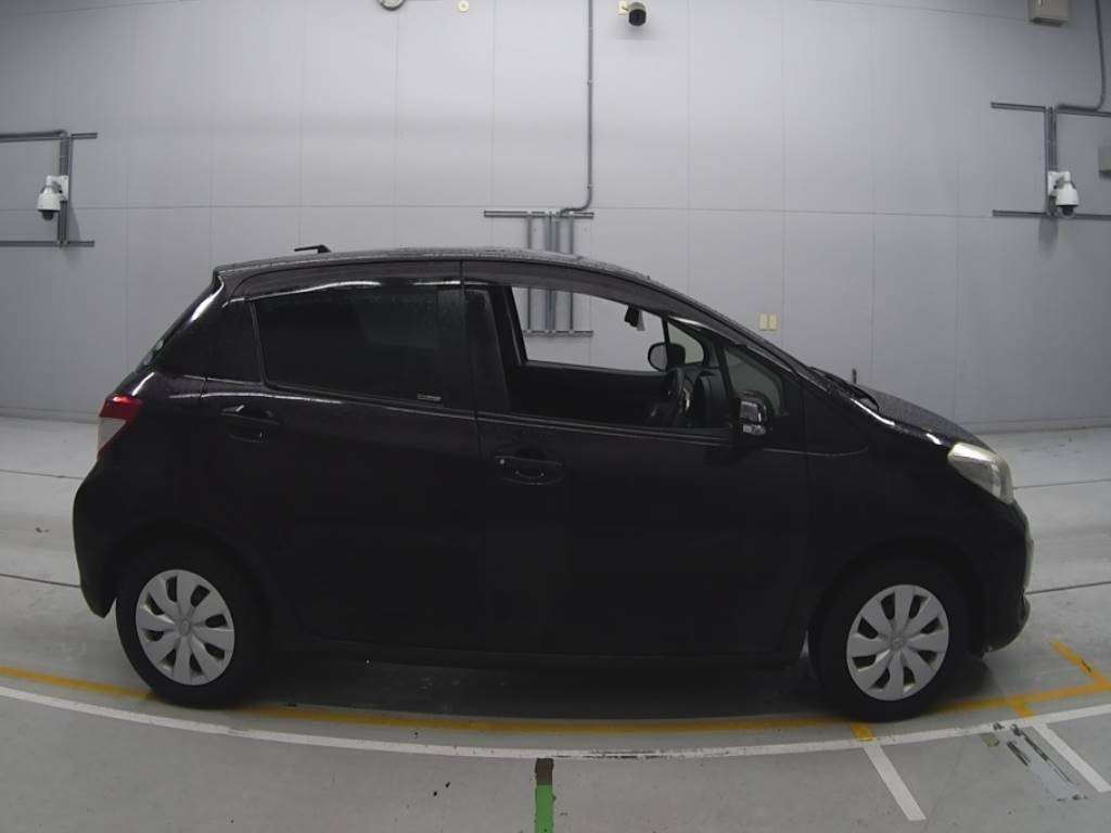 2013 Toyota Vitz NSP130[2]