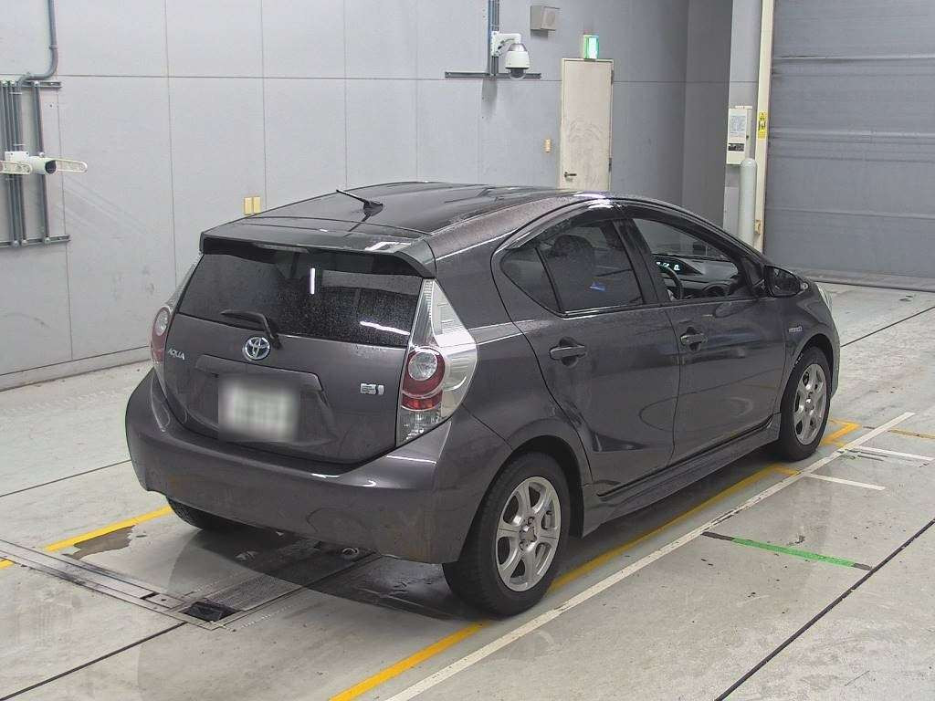 2014 Toyota Aqua NHP10[1]