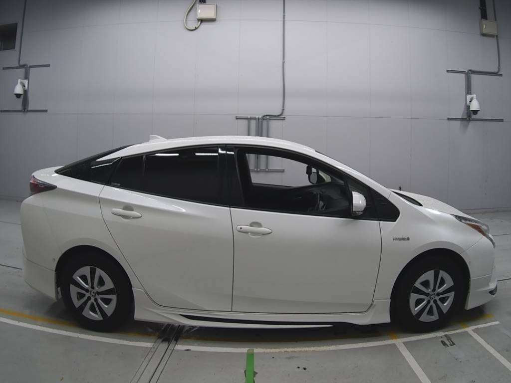 2017 Toyota Prius ZVW55[2]