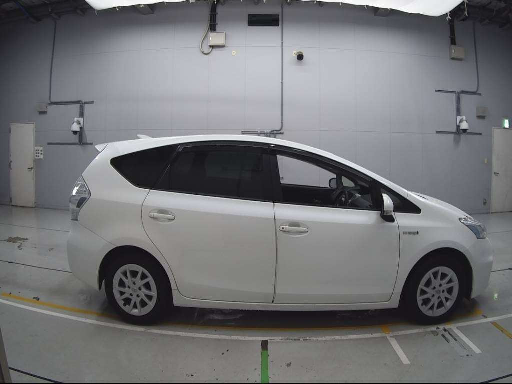 2014 Toyota Prius alpha ZVW41W[2]