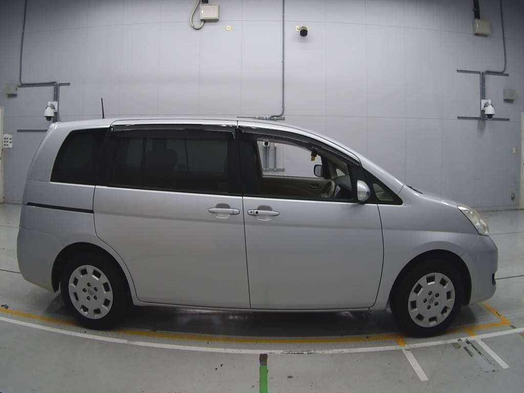 2013 Toyota Isis ZGM10G[2]