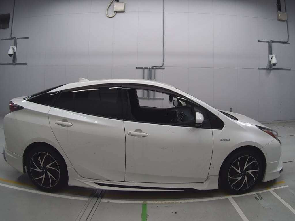 2017 Toyota Prius ZVW51[2]