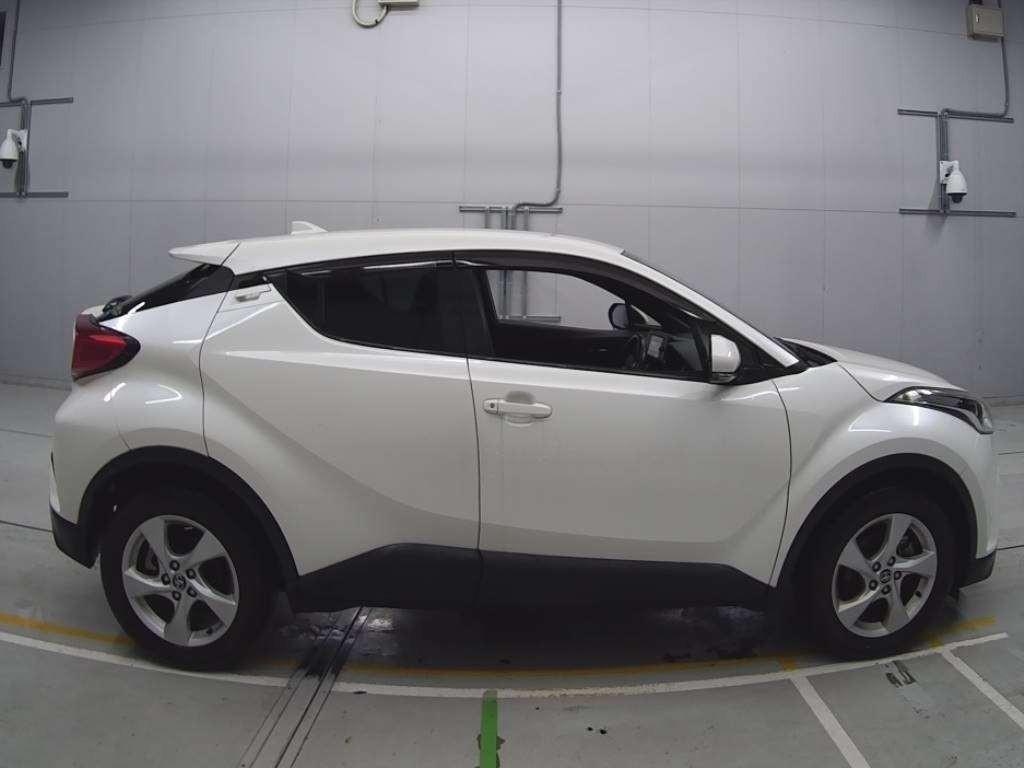 2017 Toyota C-HR NGX50[2]