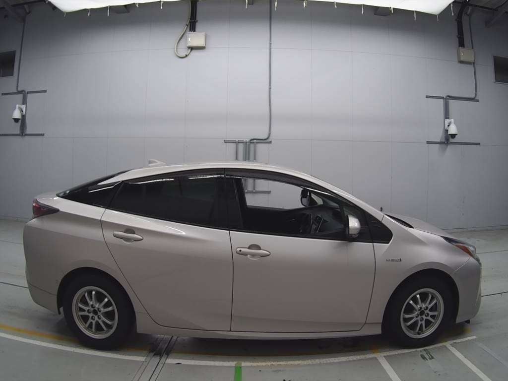 2017 Toyota Prius ZVW50[2]