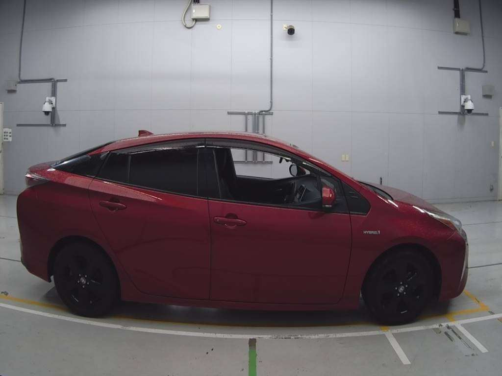 2016 Toyota Prius ZVW50[2]