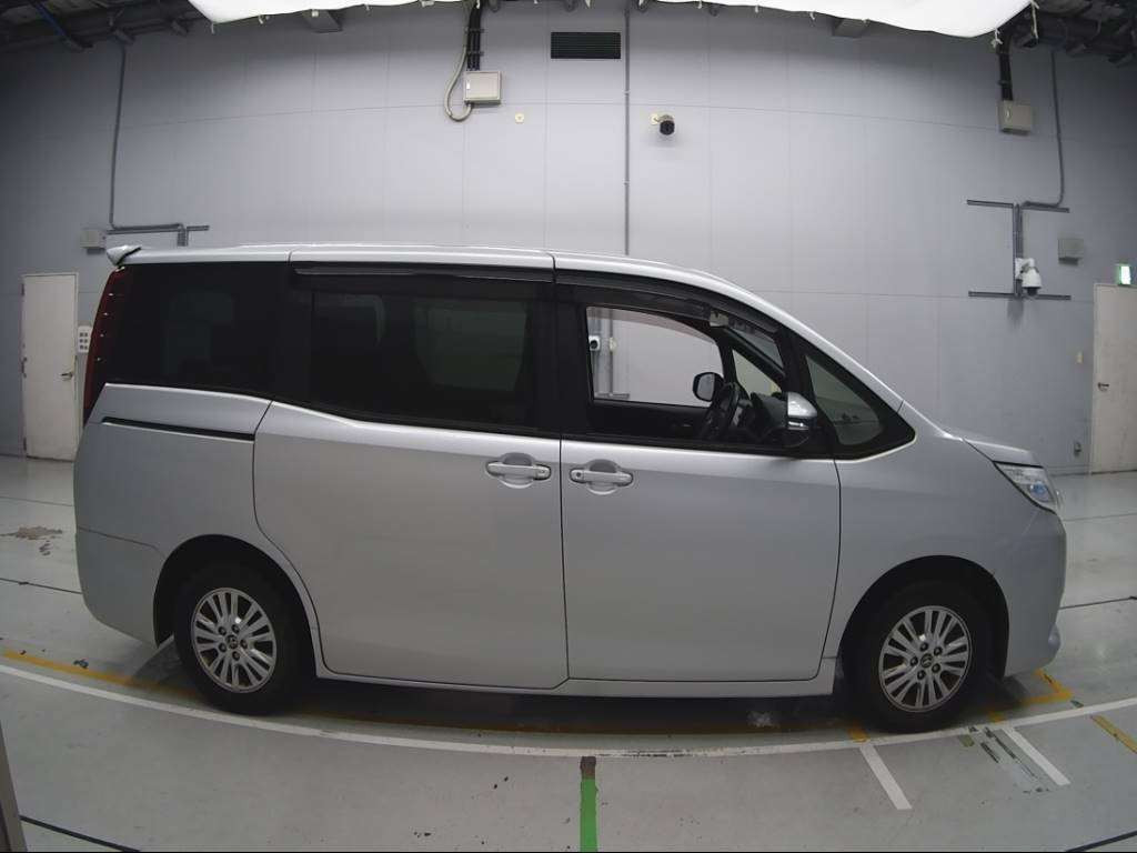 2014 Toyota Noah ZRR80G[2]