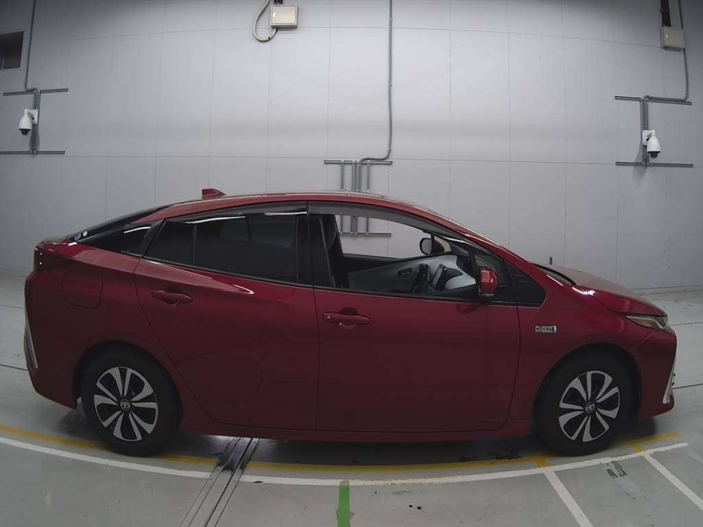 2017 Toyota Prius PHV ZVW52[2]