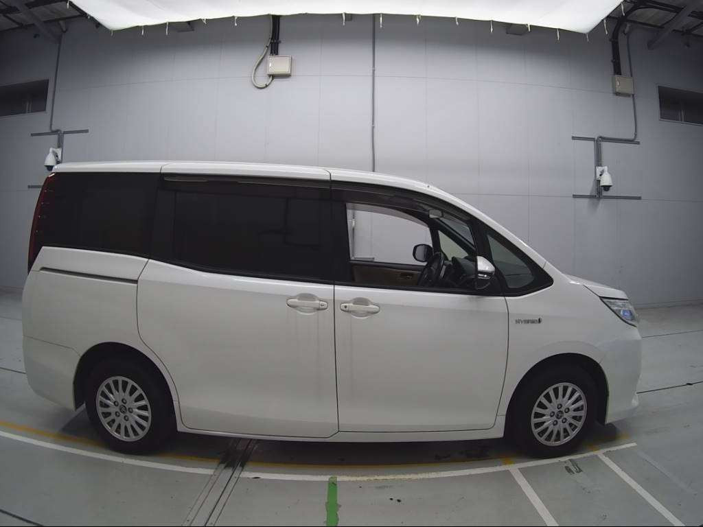 2015 Toyota Noah ZWR80G[2]