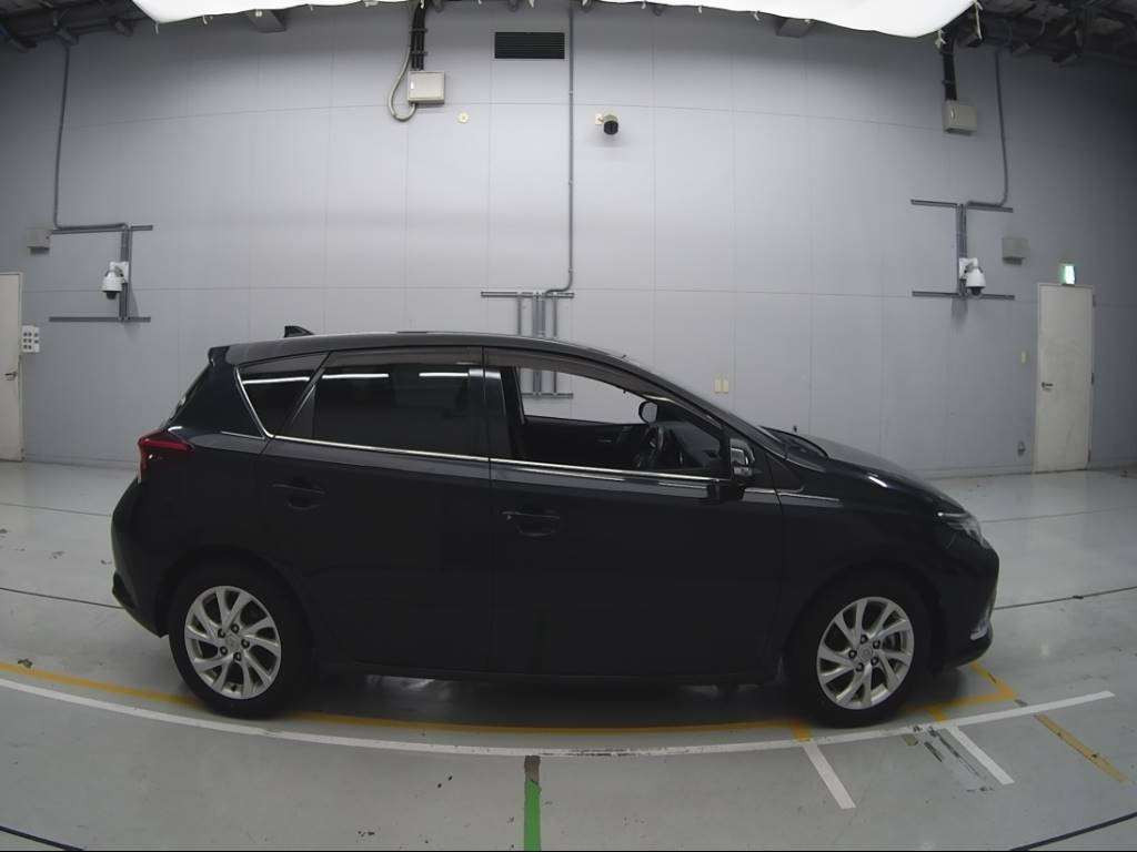 2015 Toyota Auris NZE181H[2]