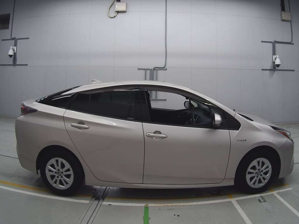 2018 Toyota Prius ZVW50[2]