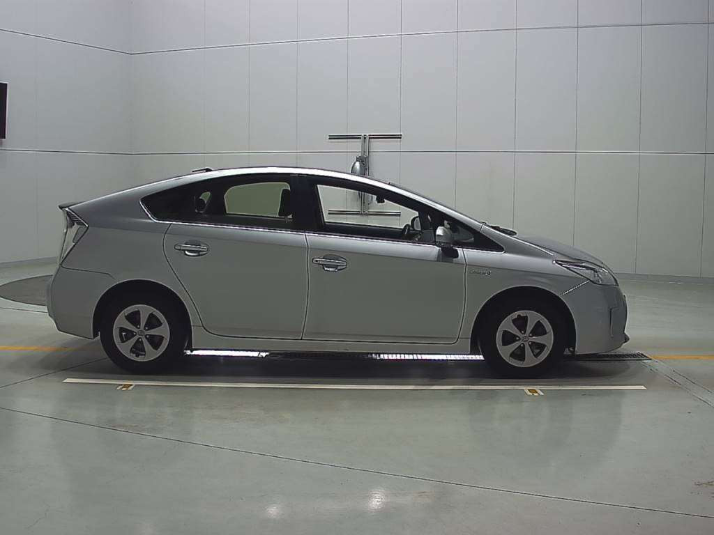 2016 Toyota Prius ZVW30[2]