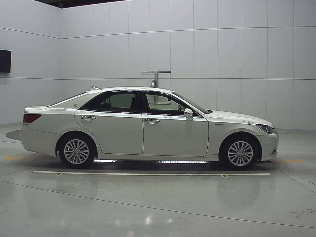 2017 Toyota Crown Hybrid AWS210[2]