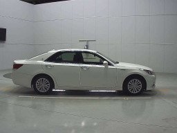 2017 Toyota Crown Hybrid