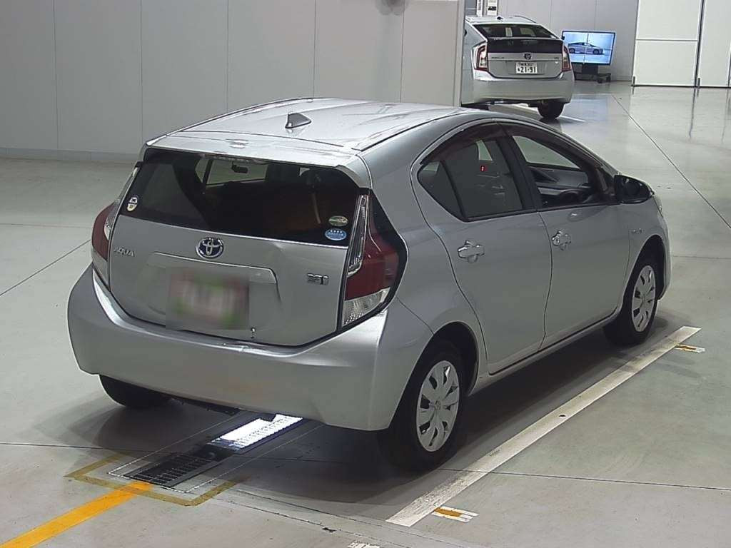 2015 Toyota Aqua NHP10[1]