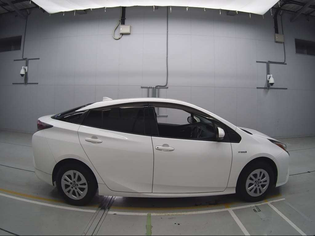 2017 Toyota Prius ZVW55[2]