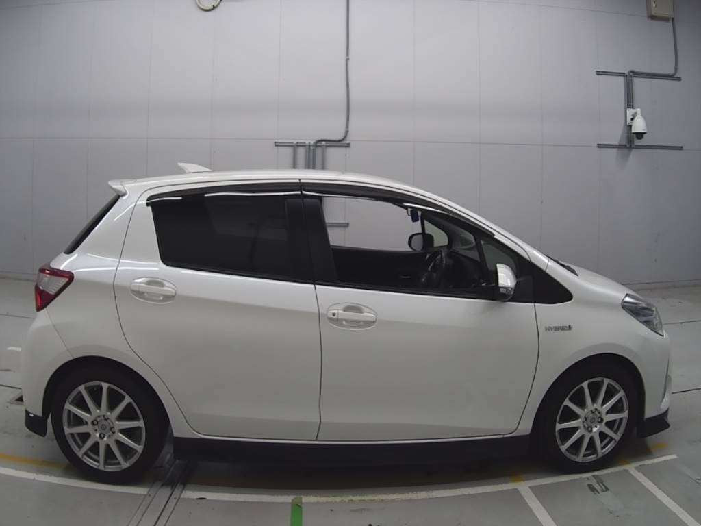 2017 Toyota Vitz NHP130[2]