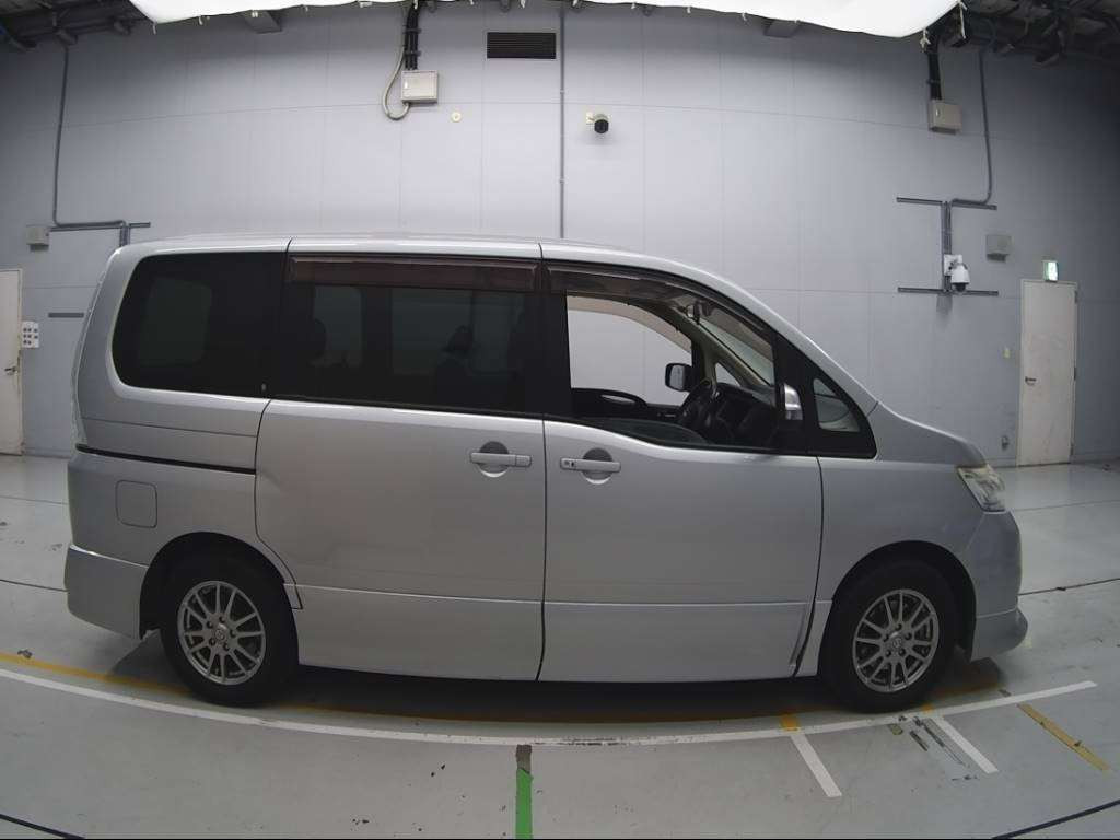 2010 Nissan Serena CC25[2]