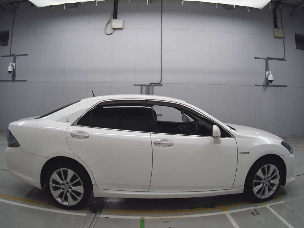 2010 Toyota Crown Hybrid GWS204[2]