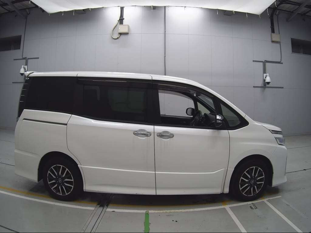 2015 Toyota Voxy ZRR80W[2]