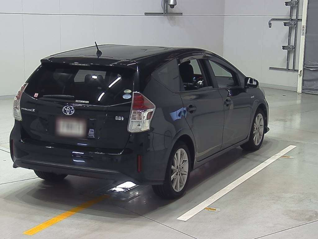 2016 Toyota Prius alpha ZVW41W[1]