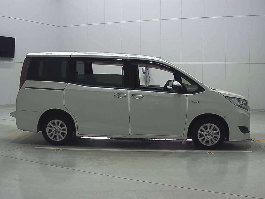 2018 Toyota Noah ZWR80G[2]