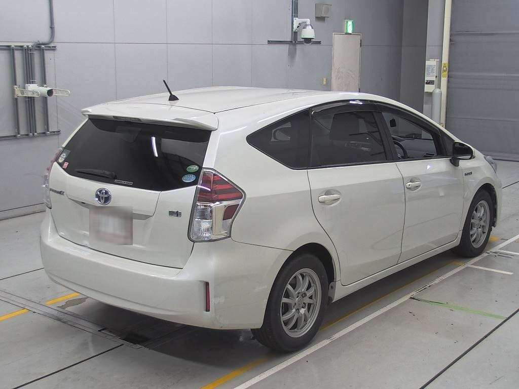 2016 Toyota Prius alpha ZVW41W[1]