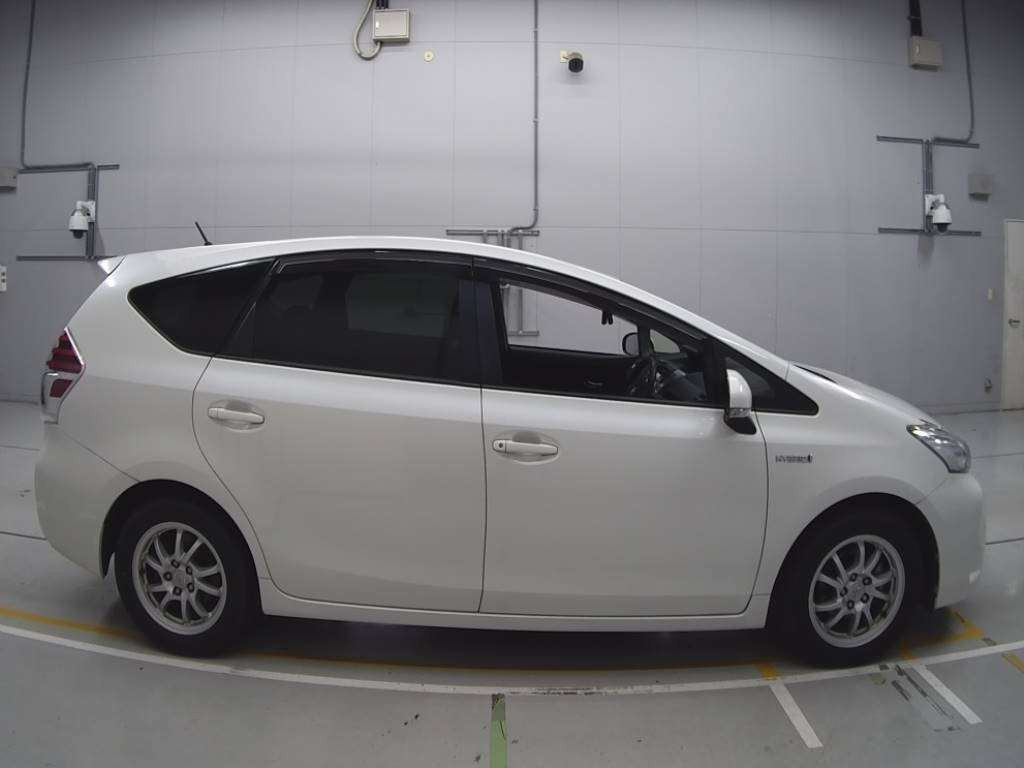 2016 Toyota Prius alpha ZVW41W[2]