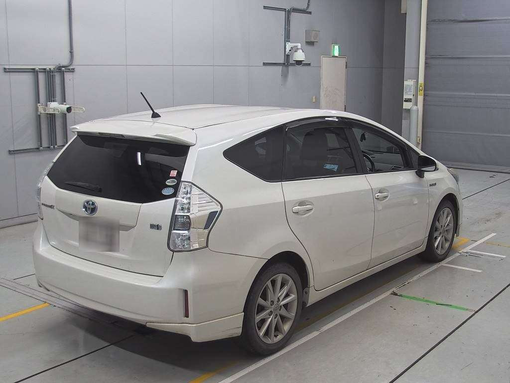 2011 Toyota Prius alpha ZVW41W[1]