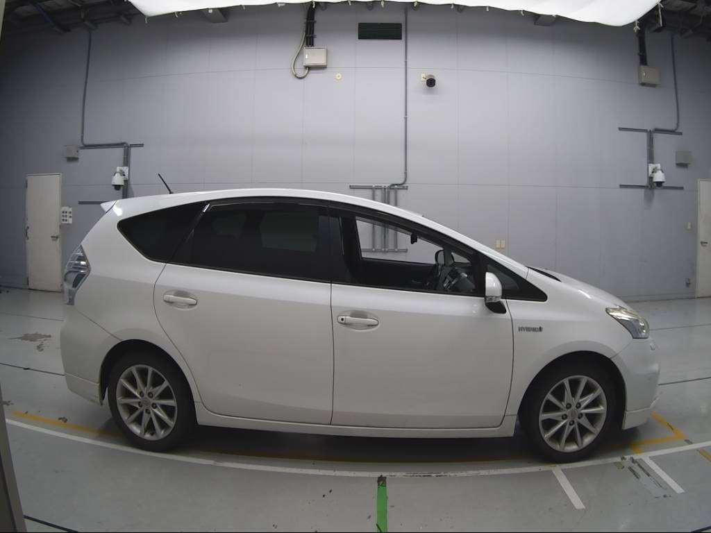 2011 Toyota Prius alpha ZVW41W[2]