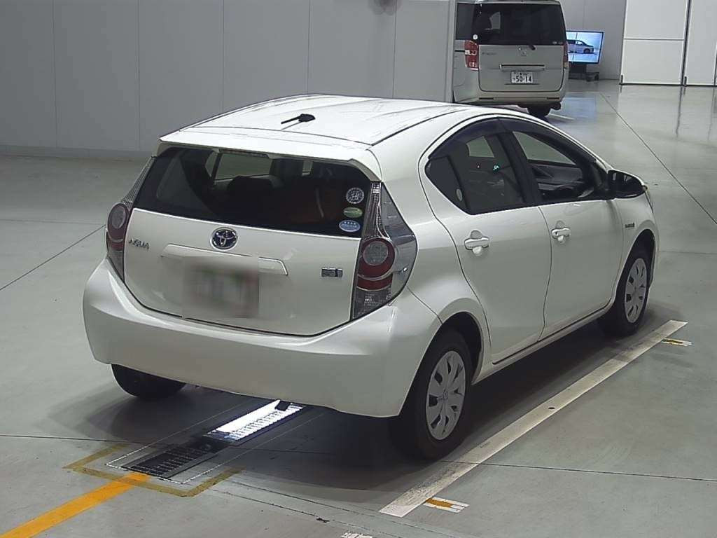 2013 Toyota Aqua NHP10[1]