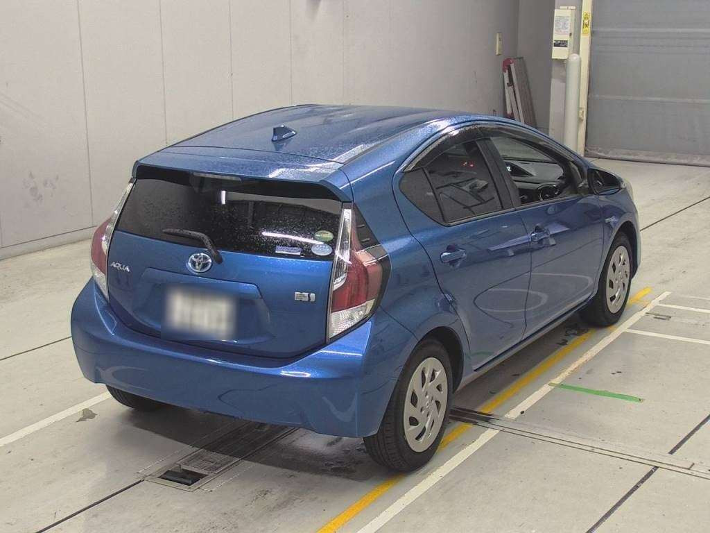 2016 Toyota Aqua NHP10[1]