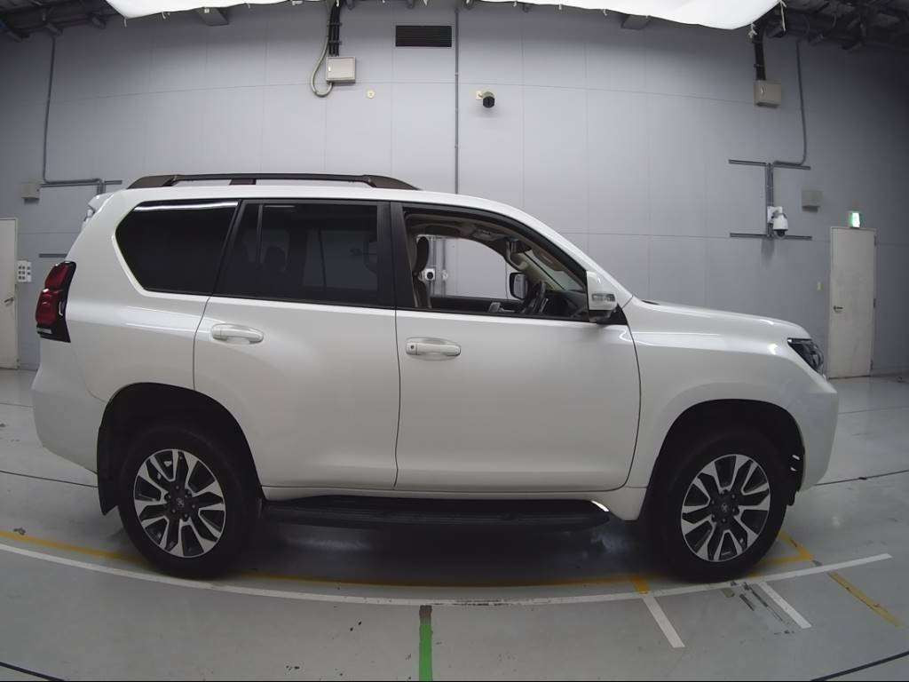 2021 Toyota Land Cruiser Prado TRJ150W[2]