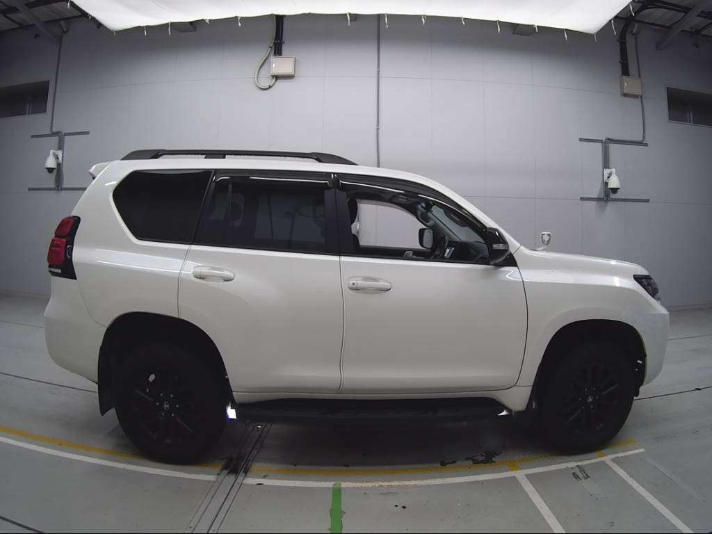 2022 Toyota Land Cruiser Prado TRJ150W[2]