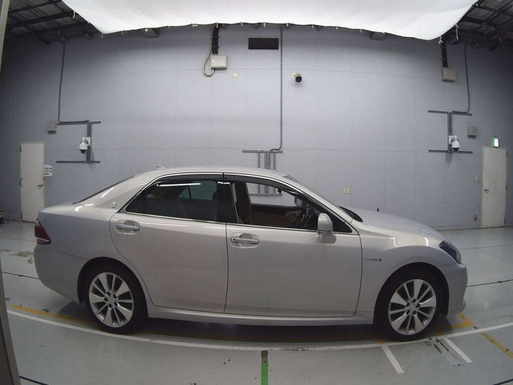 2011 Toyota Crown Hybrid GWS204[2]