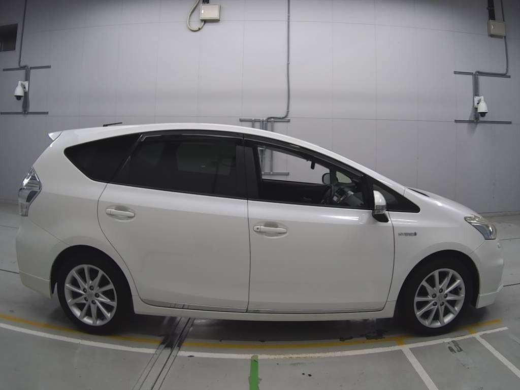 2012 Toyota Prius alpha ZVW41W[2]