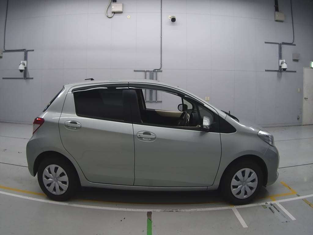 2013 Toyota Vitz KSP130[2]