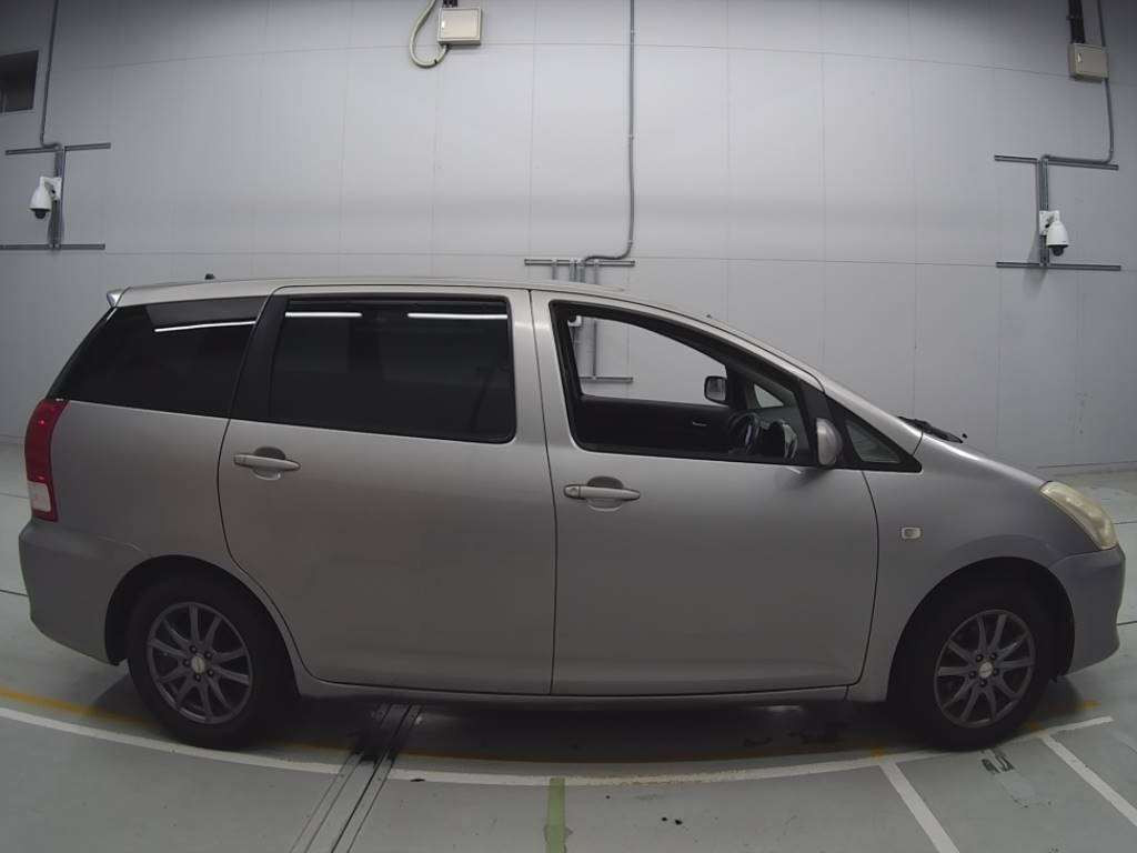 2005 Toyota Wish ZNE10G[2]