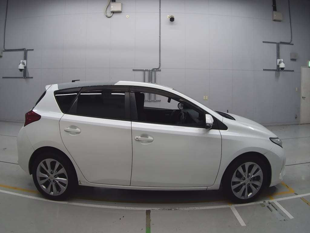 2012 Toyota Auris ZRE186H[2]