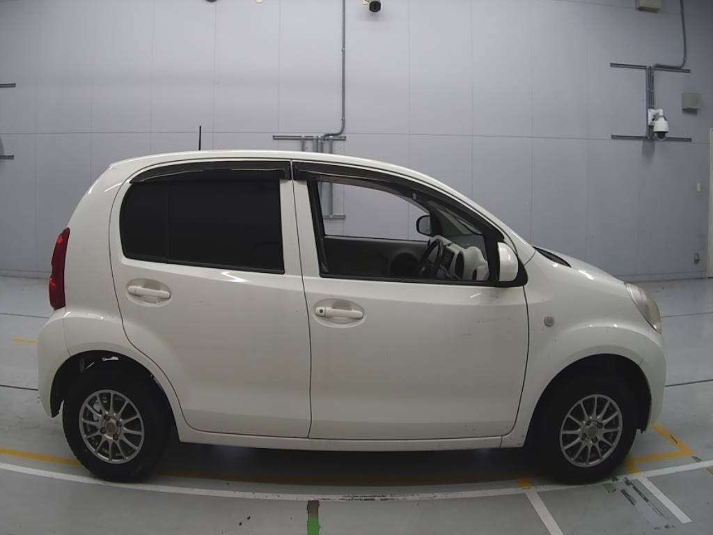 2010 Toyota Passo KGC30[2]