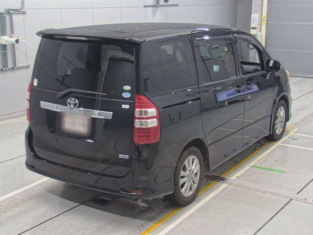 2011 Toyota Noah ZRR70W[1]