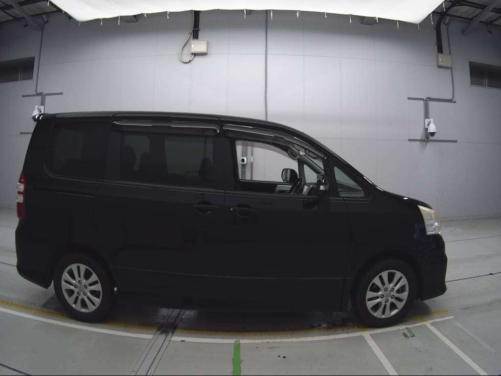 2011 Toyota Noah ZRR70W[2]