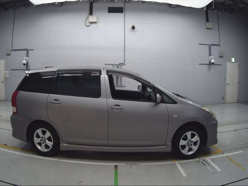 2005 Toyota Wish ZNE10G[2]