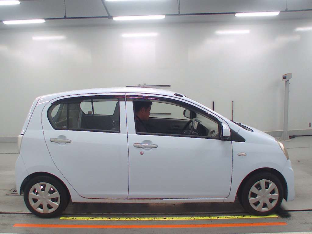 2014 Toyota Pixis Epoch LA300A[2]